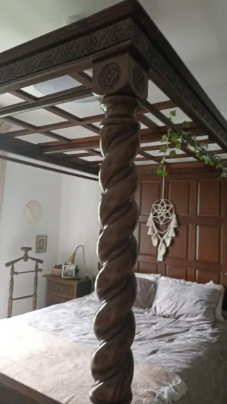 Cama con dosel de madera tropical