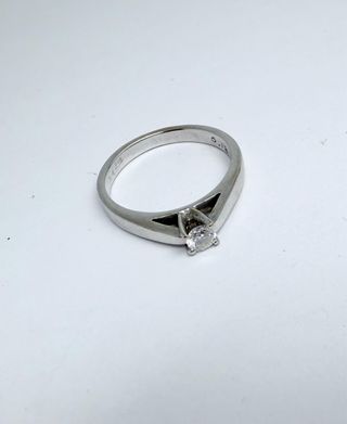 Solitario de oro blanco con diamante. Peso 3,46gr