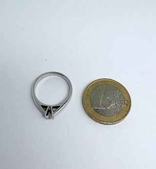 Solitario de oro blanco con diamante. Peso 3,46gr