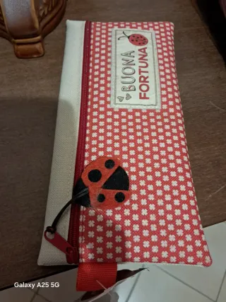 Bustina multiuso rossa e bianca con coccinella
