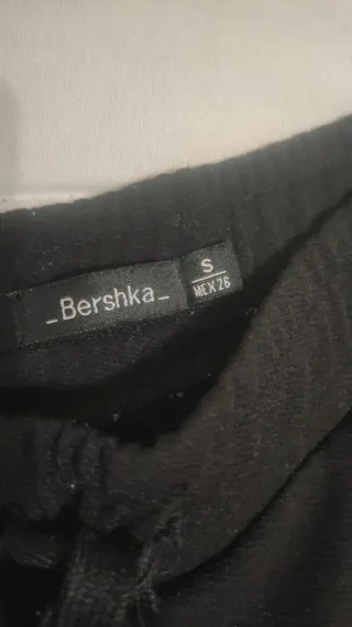 Pantalón negro con raya lateral