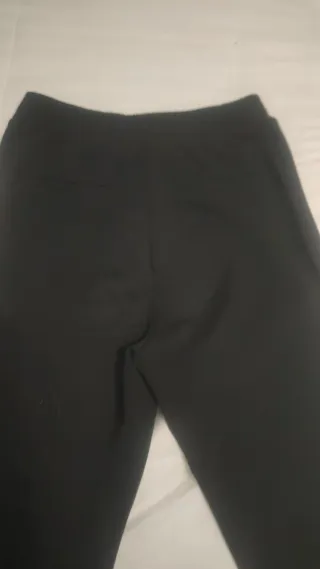 Pantalón negro con raya lateral