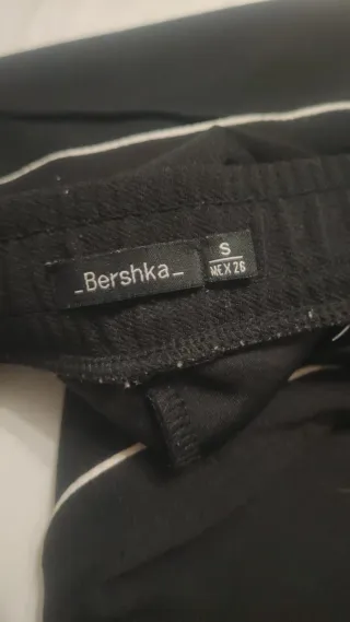 Pantalón negro con raya lateral