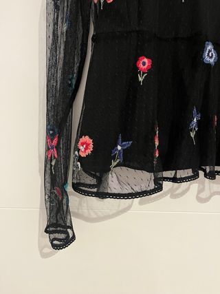 Blusa transparente bordada flores