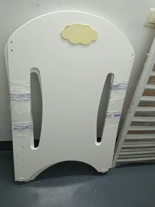 Cuna infantil con nube y estrellas