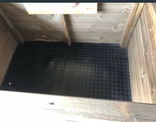 Caseta para perro de madera y metal