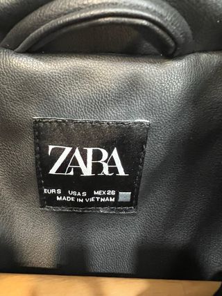 Abrigo acolchado negro Zara