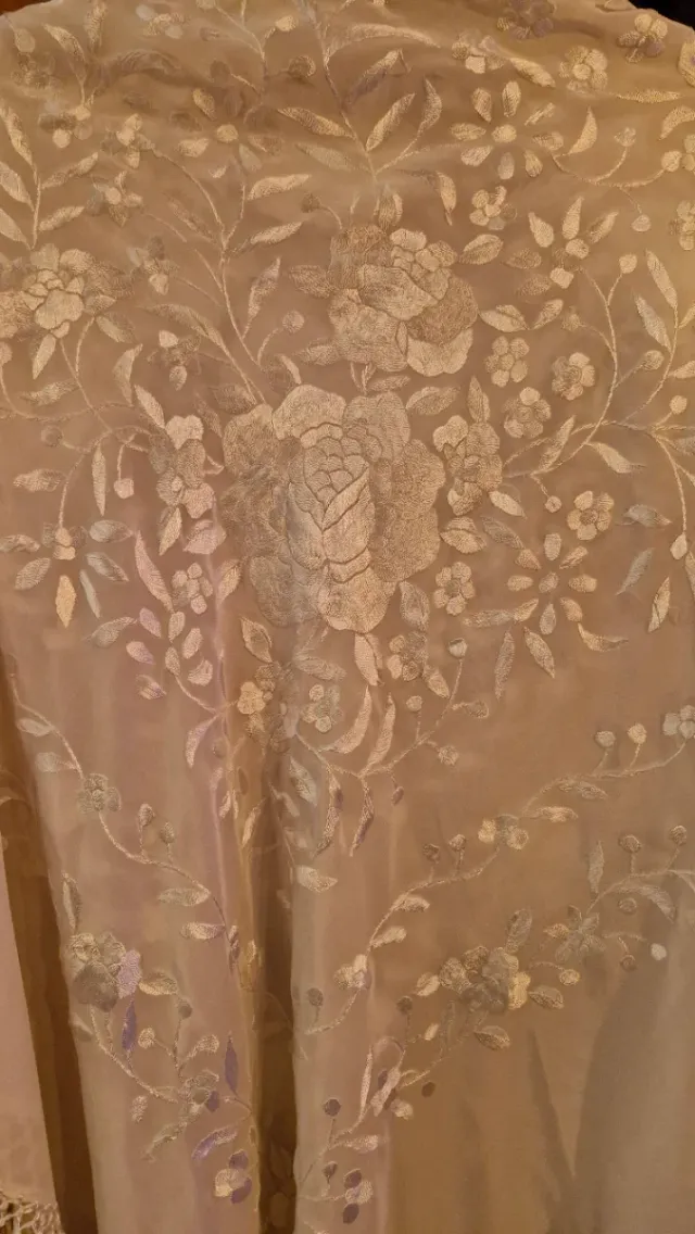 Manton beige bordado a mano