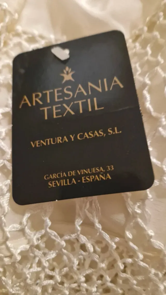 Manton beige bordado a mano