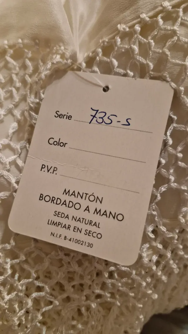 Manton beige bordado a mano