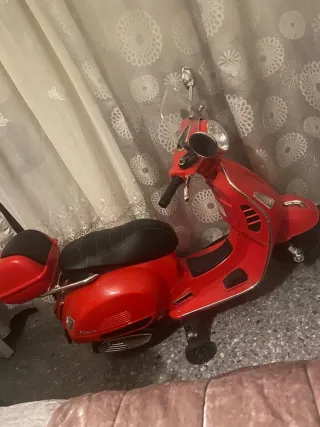Moto Vespa Eléctrica Roja
