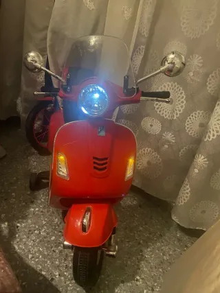 Moto Vespa Eléctrica Roja