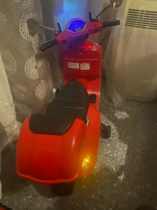 Moto Vespa Eléctrica Roja