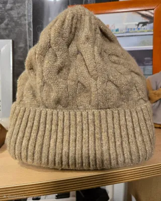 Gorro de lana trenzado con hilos dorados