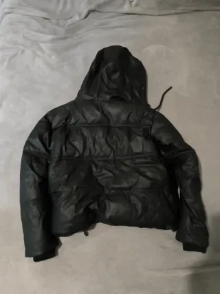 Chaqueta polipiel negra Zara capucha