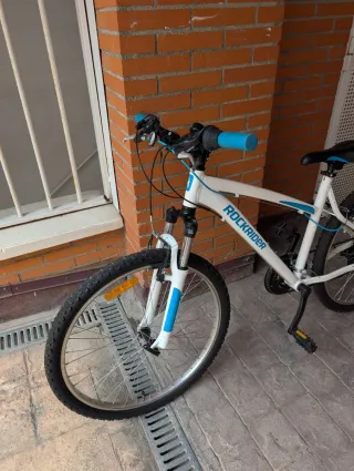 Bicicleta Rockrider Blanca y Azul