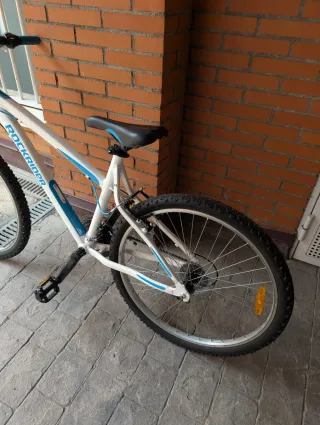 Bicicleta Rockrider Blanca y Azul