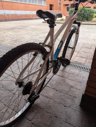 Bicicleta Rockrider Blanca y Azul