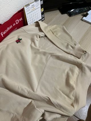 Sudadera H&M beige con rosa bordada