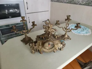 2 Candelabros y Reloj Bronce
