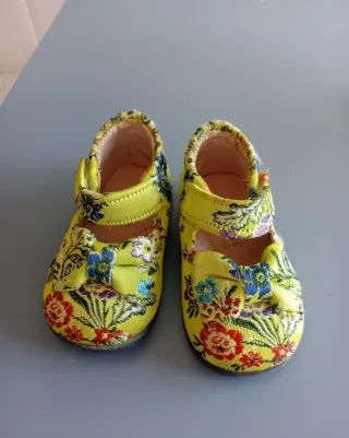 Traje de fallera niña 2-3 años.Incl. 2 par zapatos