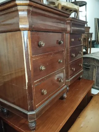 Mesitas de noche antiguas de madera