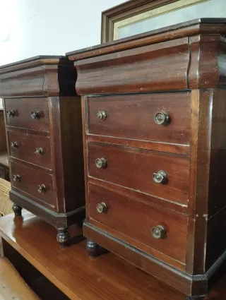 Mesitas de noche antiguas de madera