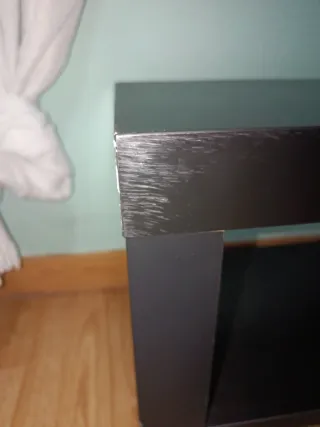 Banco de madera oscuro