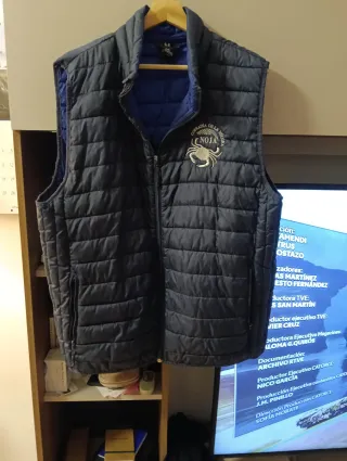 Chaleco acolchado azul con logo