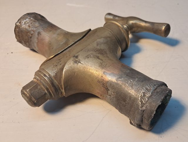 LLAVE DE PASO DE LATON ANTIGUA