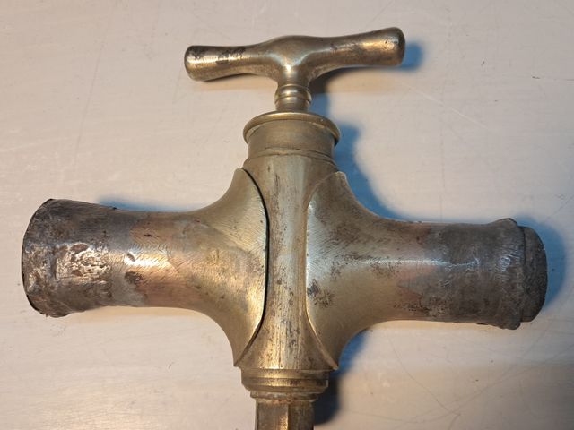 LLAVE DE PASO DE LATON ANTIGUA