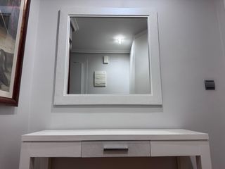 Recibidor y espejo entrada blancos