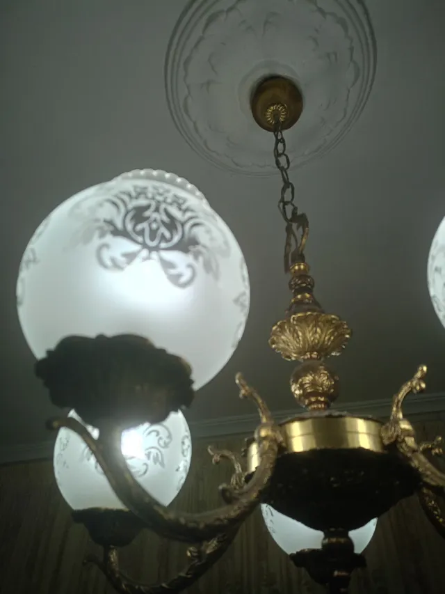 Lámpara de techo dorada y blanca