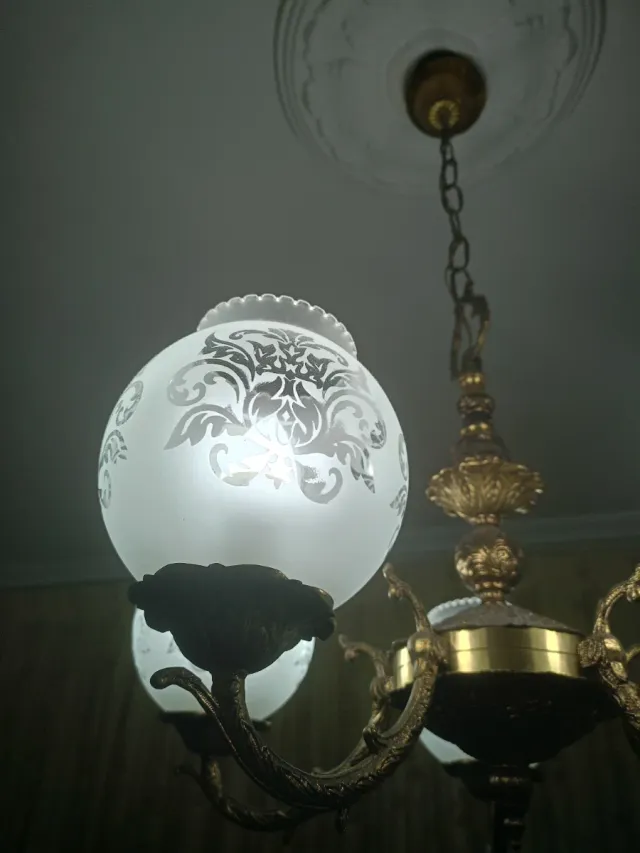 Lámpara de techo dorada y blanca