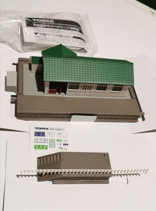 Modello di stazione ferroviaria scala N, diorama per treni elettrici