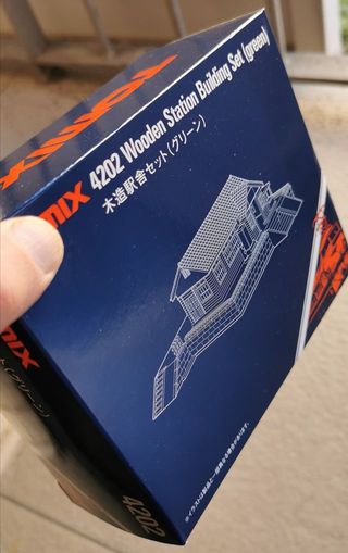 Modello di stazione ferroviaria scala N, diorama per treni elettrici