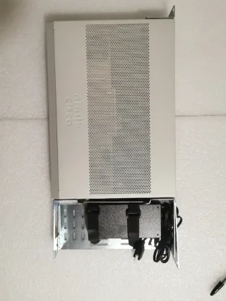 Router Cisco C1111-8p, orejas y bandeja incluidas.