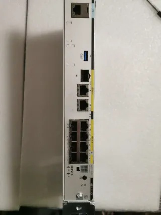 Router Cisco C1111-8p, orejas y bandeja incluidas.