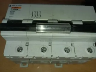 Magnetotérmico Merlin Gerin 4 polos C120N