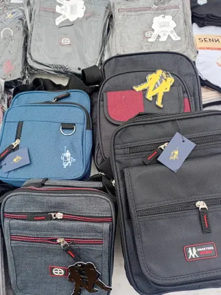 Bolsos de hombro azules y grises