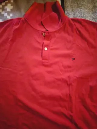 Camiseta Tommy Hilfiger Roja entre en mano