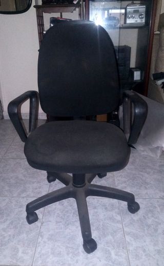 Sillón de oficina negro