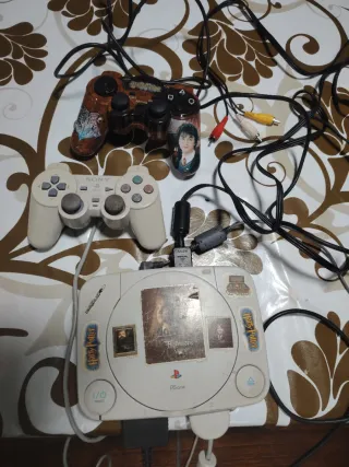 Consola Sony PS One con mandos y cables