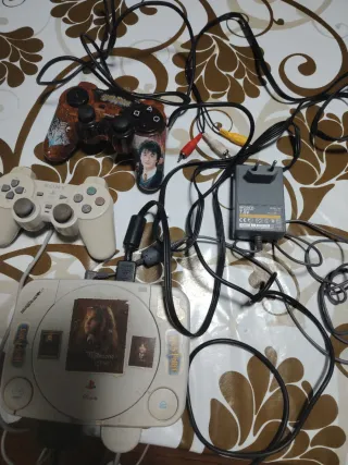 Consola Sony PS One con mandos y cables