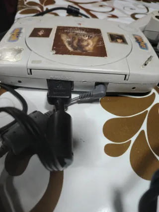 Consola Sony PS One con mandos y cables