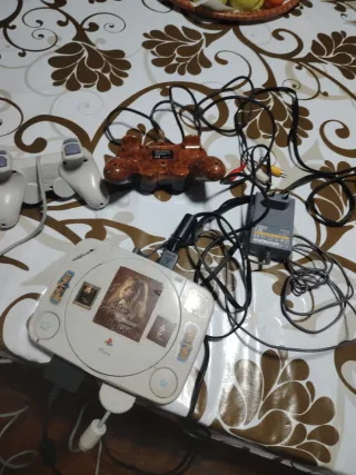 Consola Sony PS One con mandos y cables