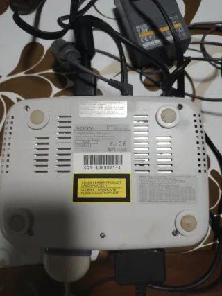 Consola Sony PS One con mandos y cables