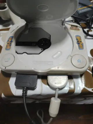 Consola Sony PS One con mandos y cables