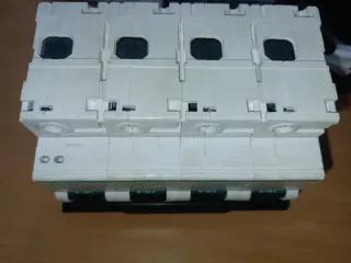 Magnetotérmico 4 polos Schneider C120N D 80A