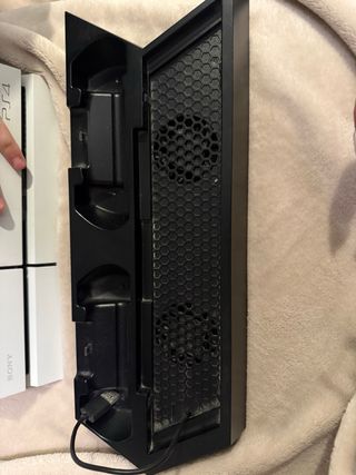 PS4 (PlayStation 4) Blanca Refrigerador y cascos.